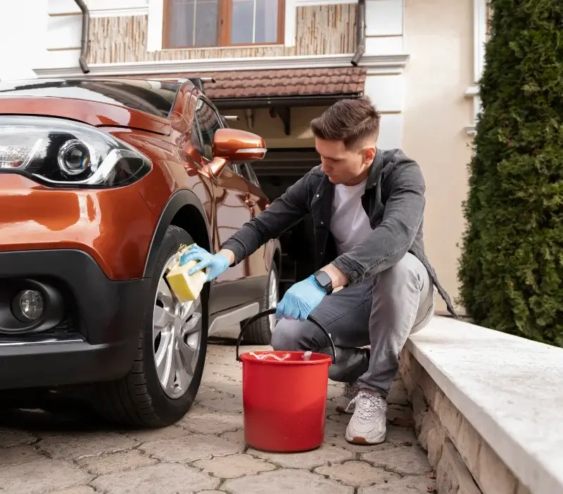 Lavage auto à domicile Cléden-Cap-Sizun : professionnel intervenant sur un véhicule